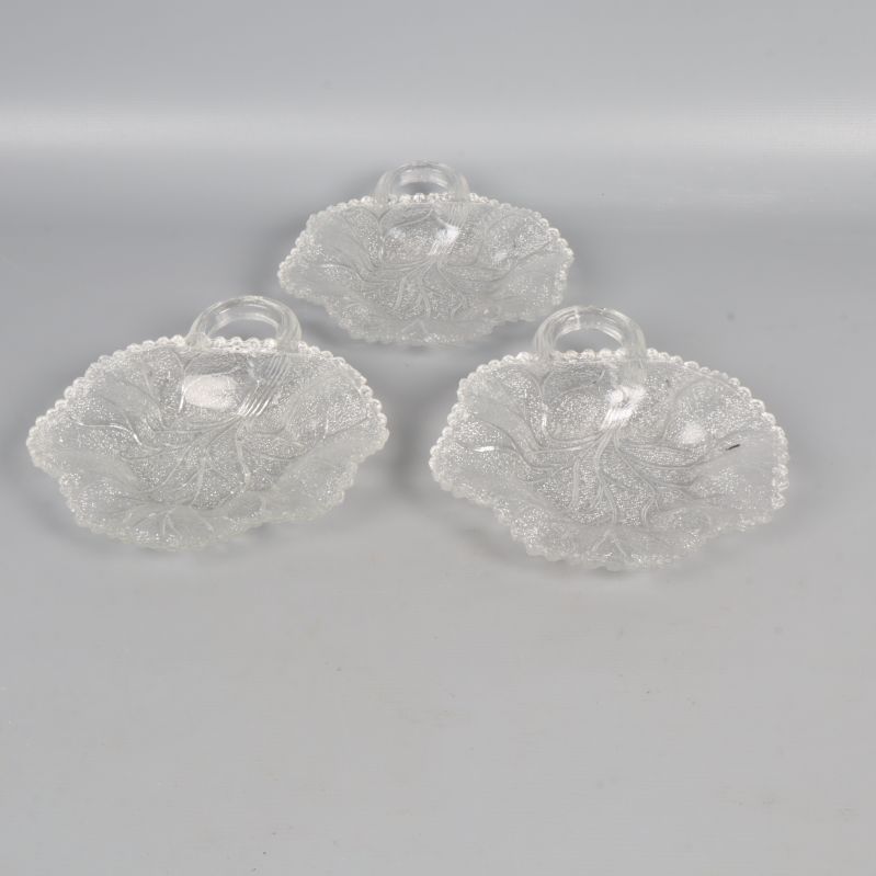 Tre bladformade assietter i pressat glas med handtag