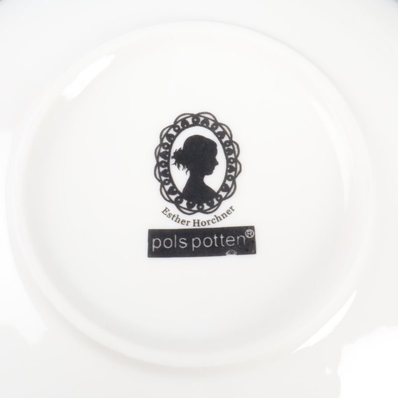 Närbild på logotyp pols potten och Esther Hörchner på undersida av fat