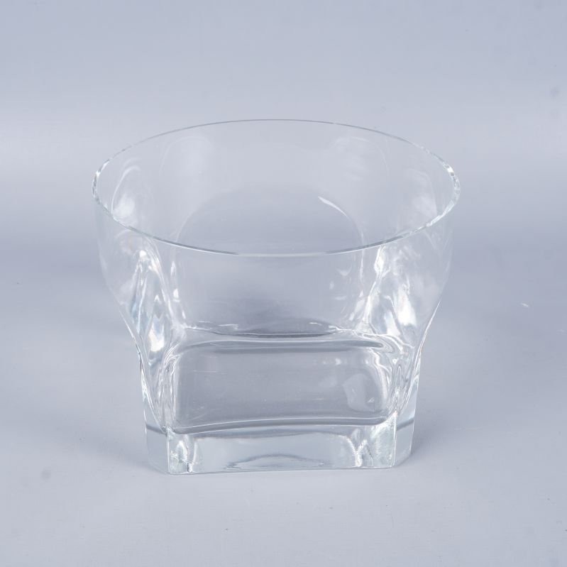 Genomskinlig glasskål med rund och fyrkantig form