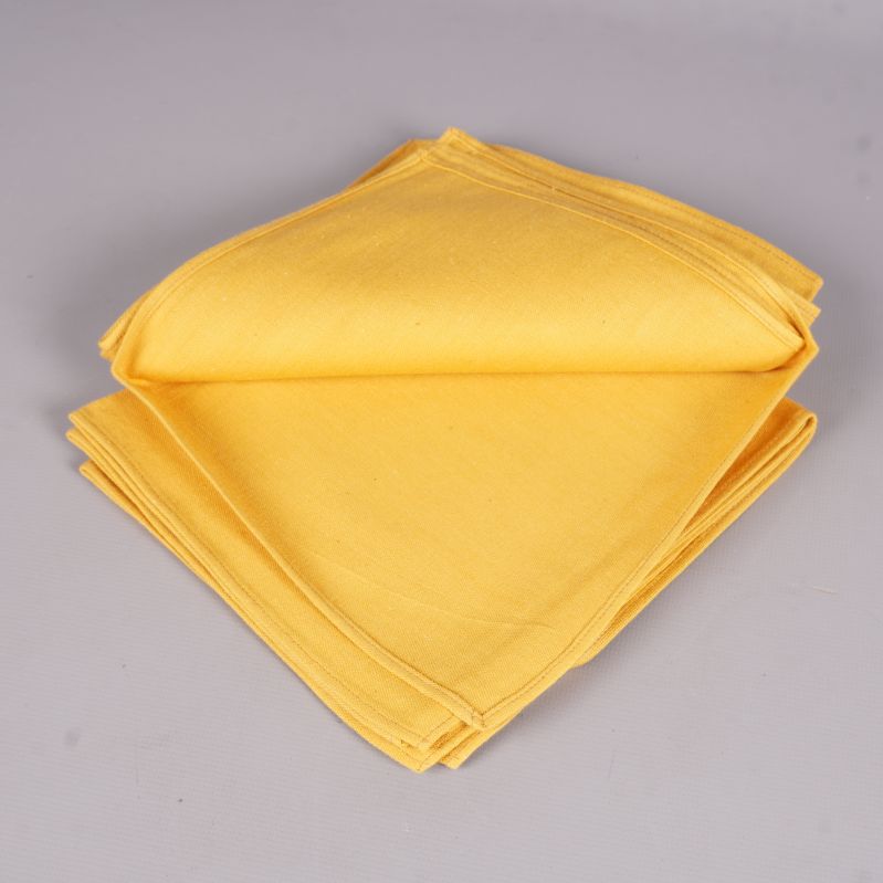 Tygservetter vikta och lagda i en hög