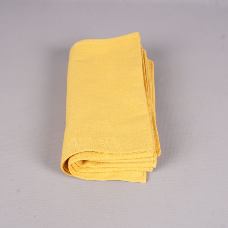 En gul tygservett rullad ihop