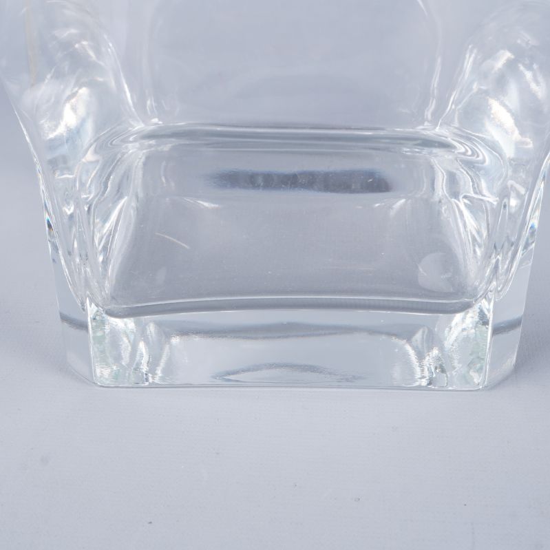 Närbild på skålens tjocka glasbotten