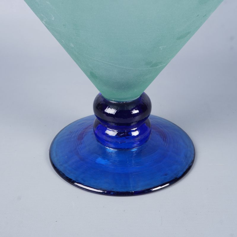 Detalj av skålens blå glasfot