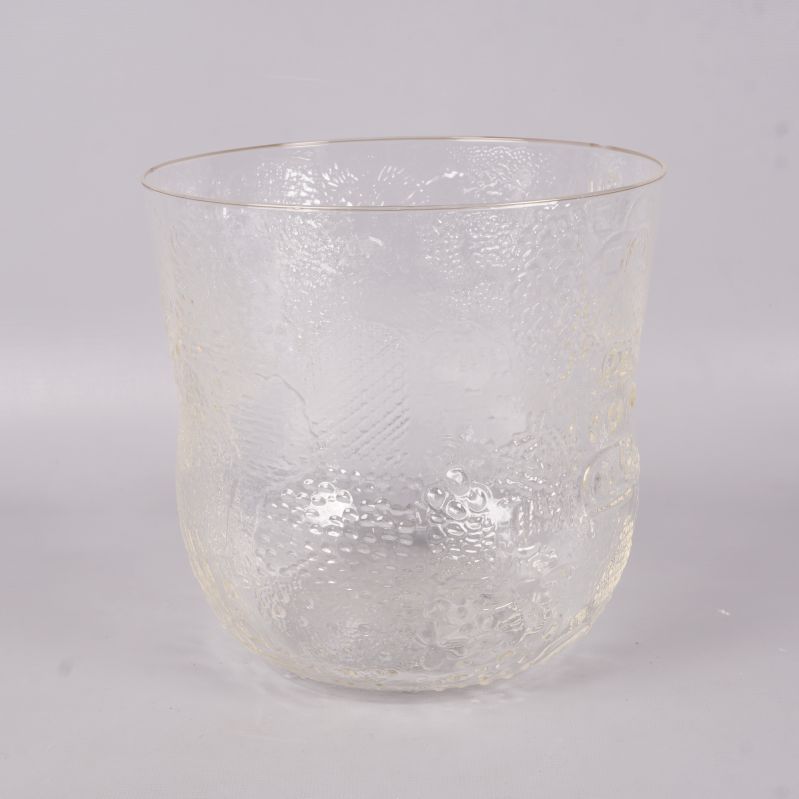 Glasskål sedd framifrån visar mönstrad yta