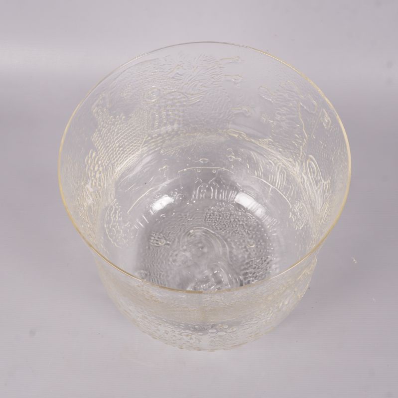 Vy uppifrån av skål i glas med strukturerat mönster