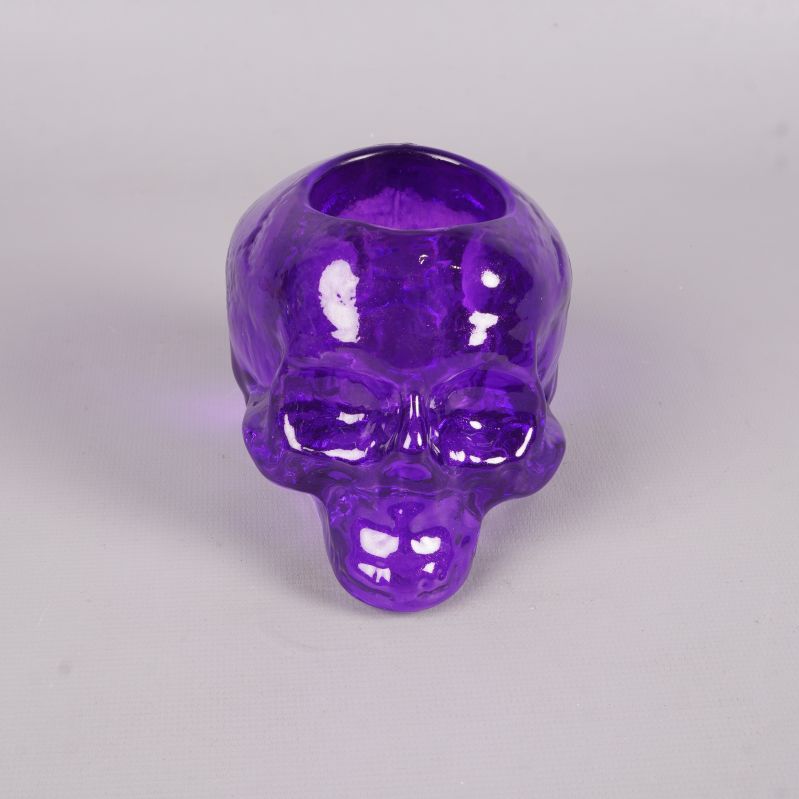 Lila dödskalle ljushållare sedd framifrån