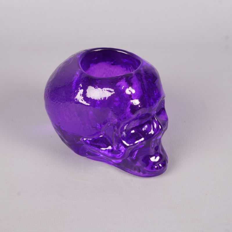 Lila dödskalle ljushållare sedd snett framifrån