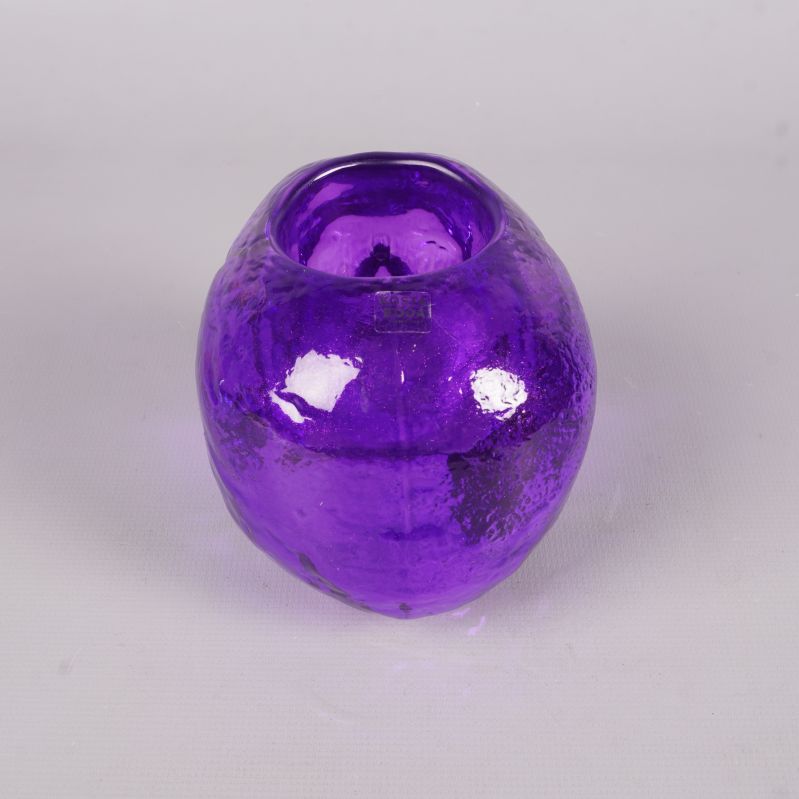 Lila dödskalle ljushållare sedd bakifrån