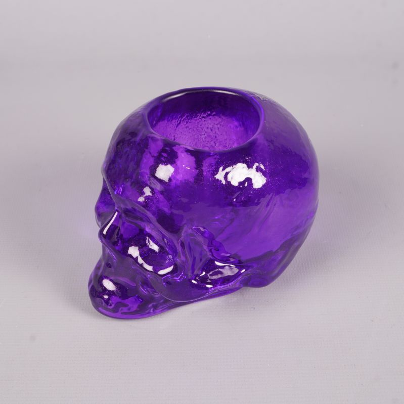 Lila dödskalle ljushållare sedd från sidan