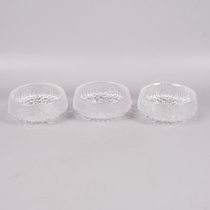 Tre glasskålar i rad med tydlig struktur i glaset