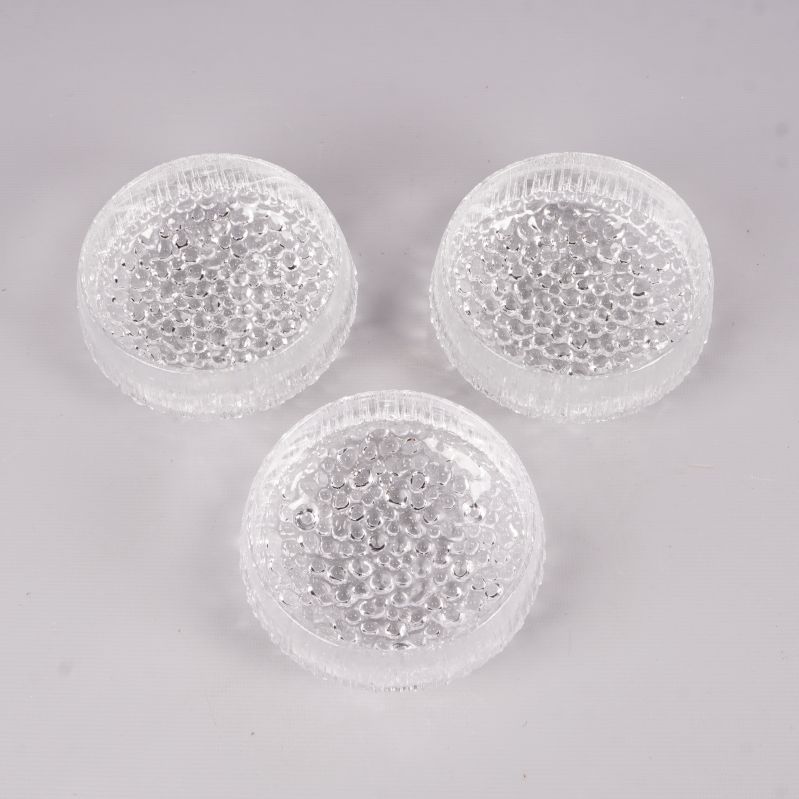 Tre öppna glasskålar med rund form och ytmönster