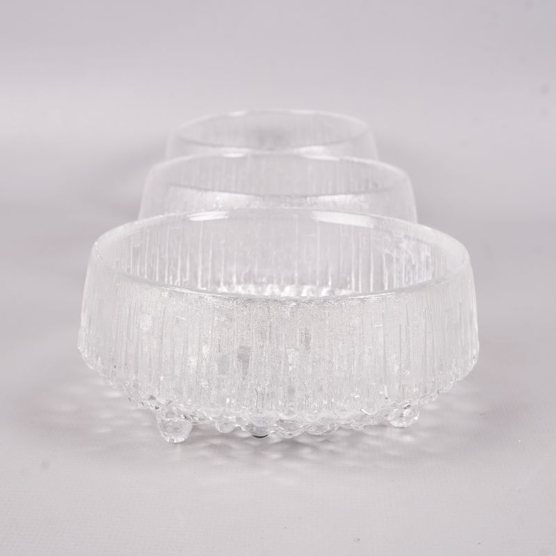 Närbild på glasskålar med textur