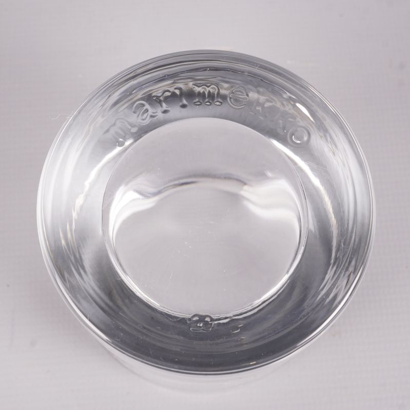 Närbild av klar ljushållare med Marimekko