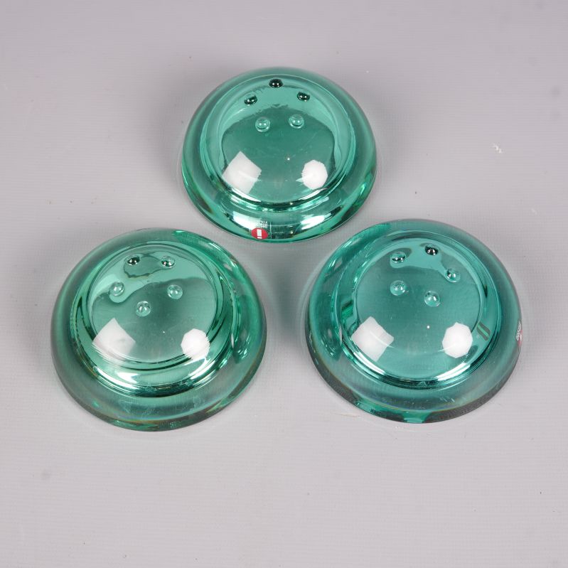 Tre glaskandelabrar sedda bakifrån