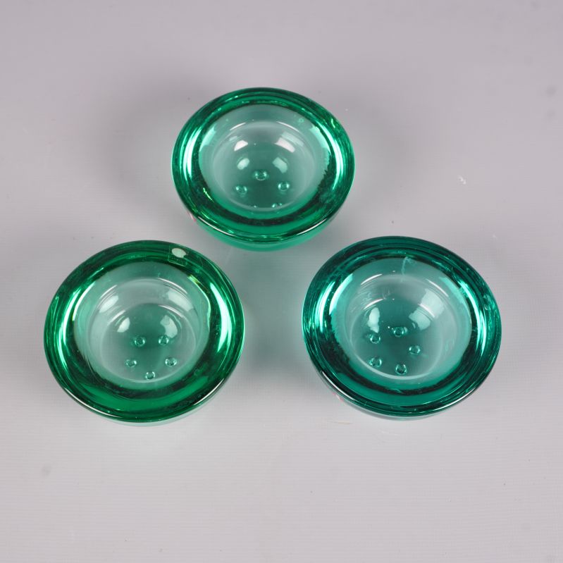 Tre glaskandelabrar sedda ovanifrån med djup insyn