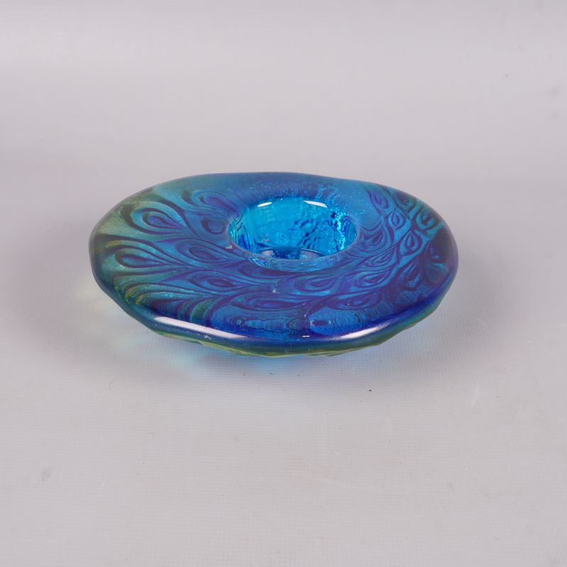 Blå mönstrad ljushållare sedd ovanifrån på vit bakgrund