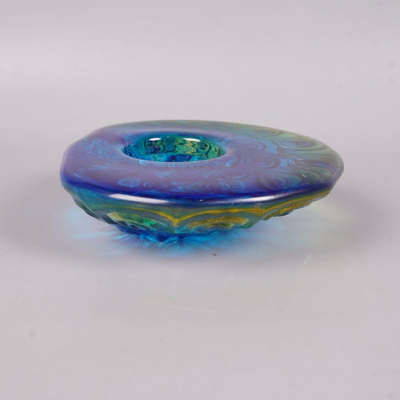 Blå ljushållare i närbild sedd från sidan