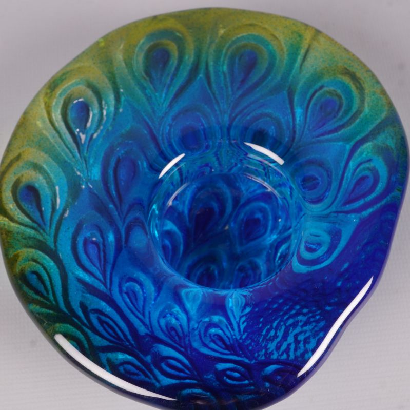 Närbild på ljushållarens mönstrade kant och hållare