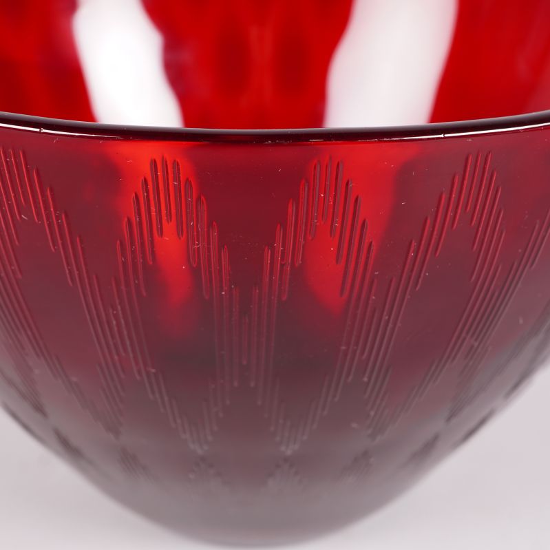 Närbild på röd skåls strukturerade glasytan