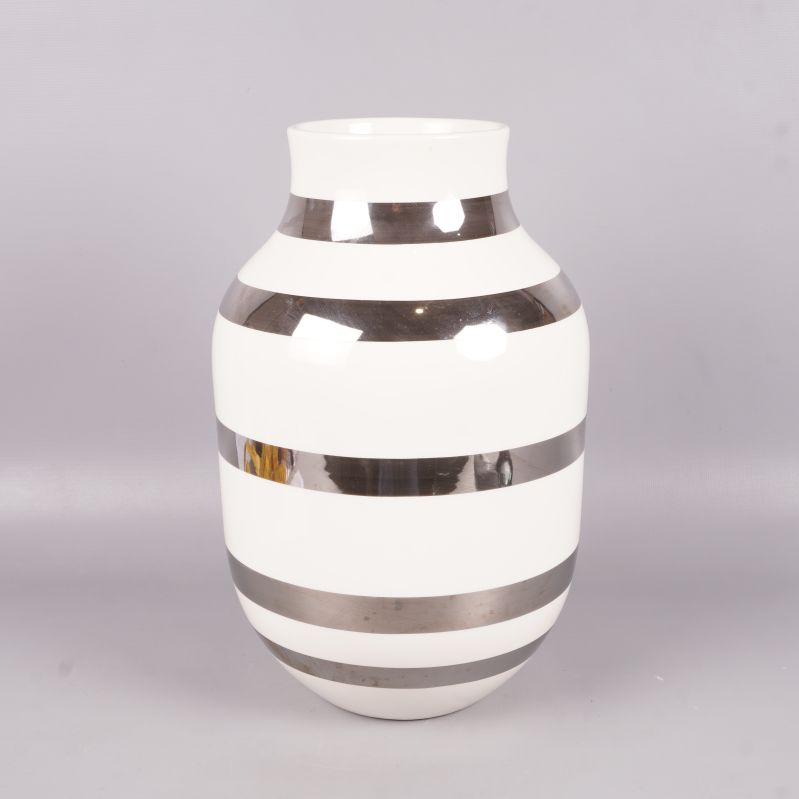 Randig vas från Kähler i profilvy på grå bakgrund