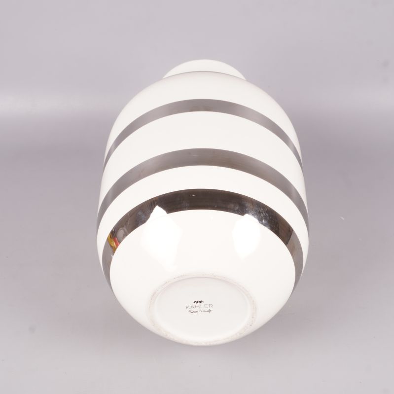 Randig vas på sidan med botten synlig