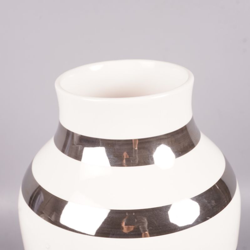 Övre del av randig vas med randigt mönster