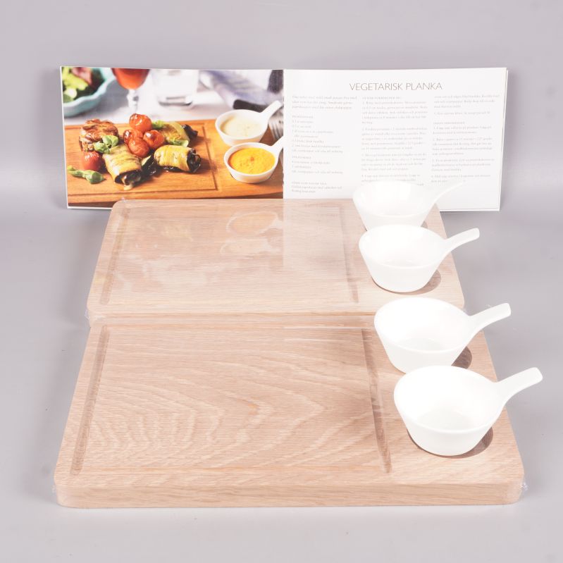 Träplankor och vita skålar med receptblad