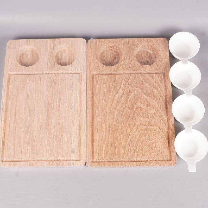 Två serveringsplankor och fyra porslinsskålar uppifrån