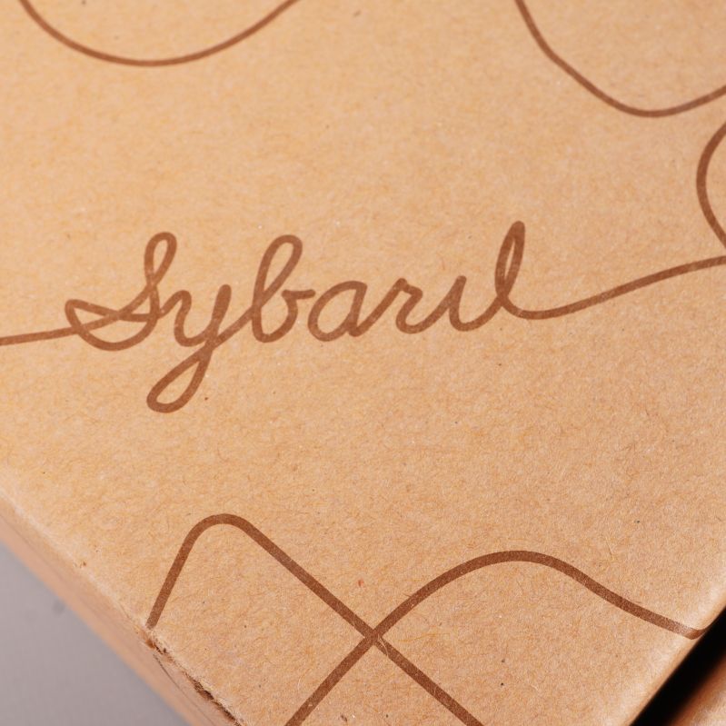Närbild på lådans märke med ordet Sybaril