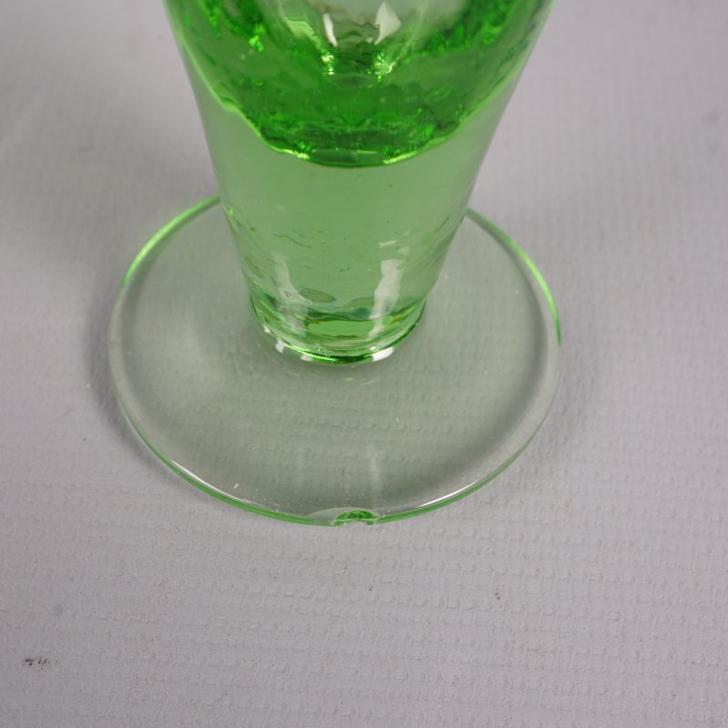 Närbild på glasfot med liten nagg i kanten