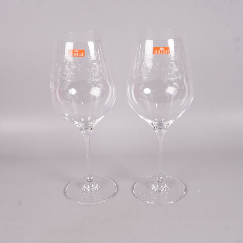 Två klara vinglas sida vid sida med dekormönster