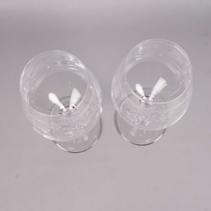 Vy ovanifrån på två vinglas visar mönstrad kupa