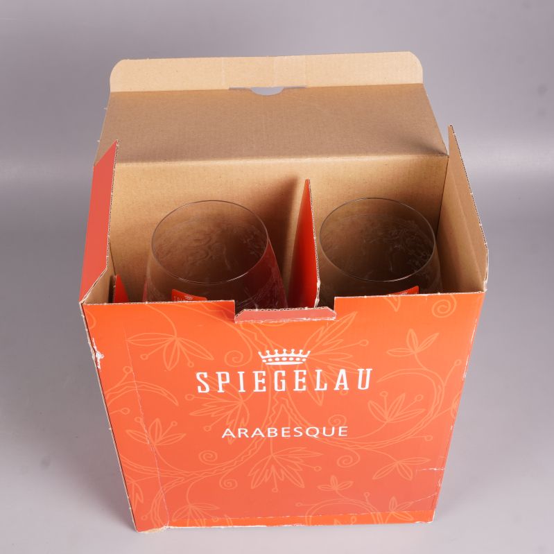 Öppen förpackning med två placerade vinglas