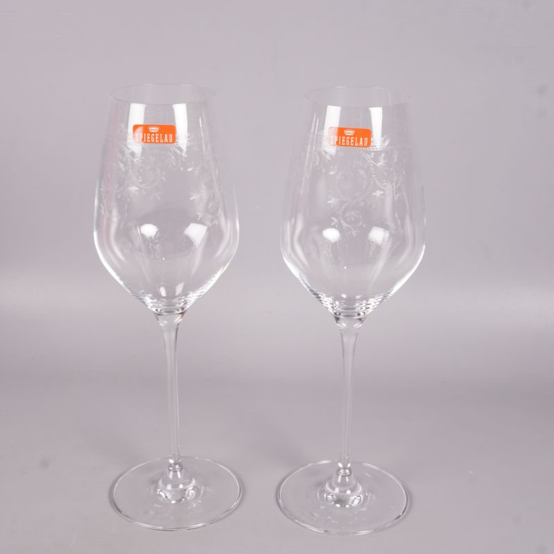 Två vinglas med dekorativ gravyr 