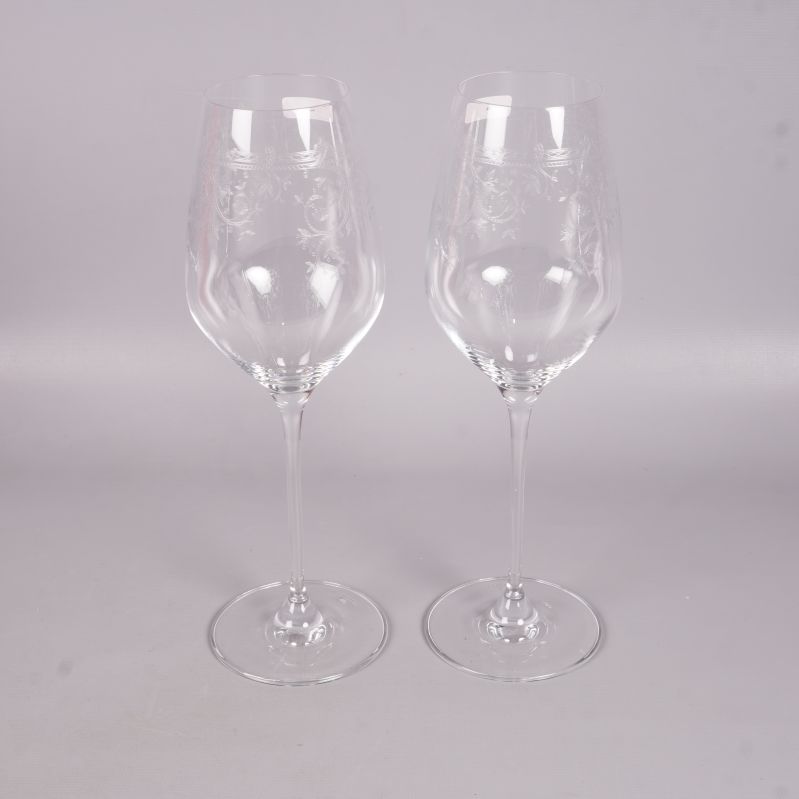 Två höga vinglas i genomskinligt glas