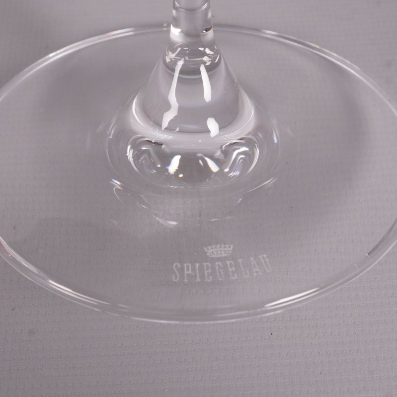Glasets fot med Spiegelau-logotyp ingraverad