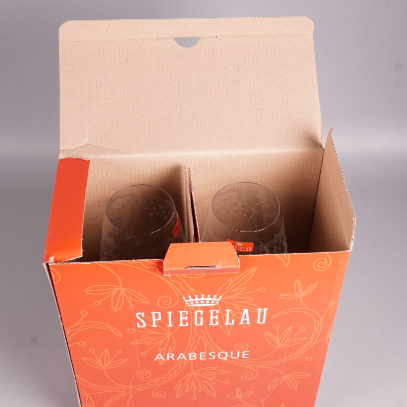 Öppen förpackning med två vinglas från Spiegelau Arabesque