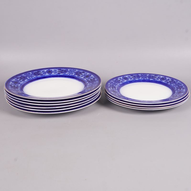 Två staplar assietter med blå och vit design bredvid varandra