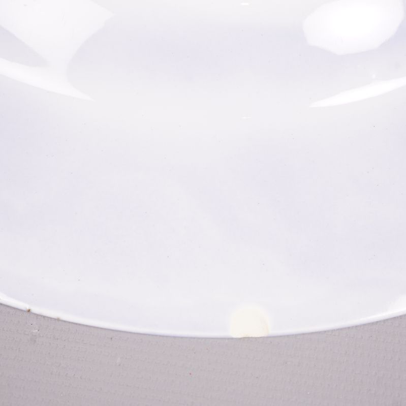 Närbild på undersidan av tallrik med nagg 