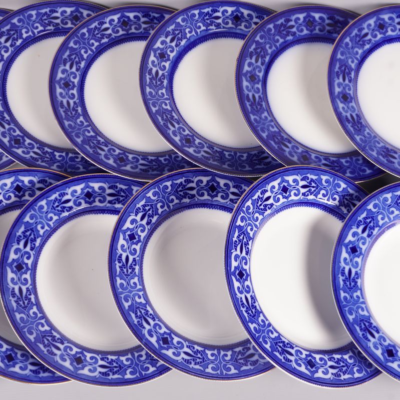 Närbild på detaljerat blått mönster på tallrikarnas kant