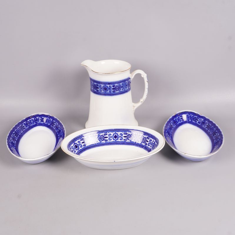 Servisset med kanna, två skålar och fat med blå dekor