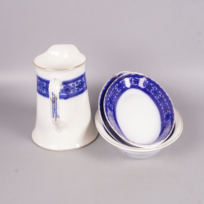 Kanna och tre staplade skålar/fat med blå mönster