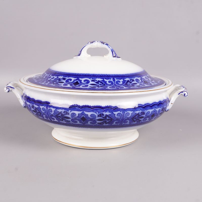 Soppskål med lock och synliga handtag från sidan