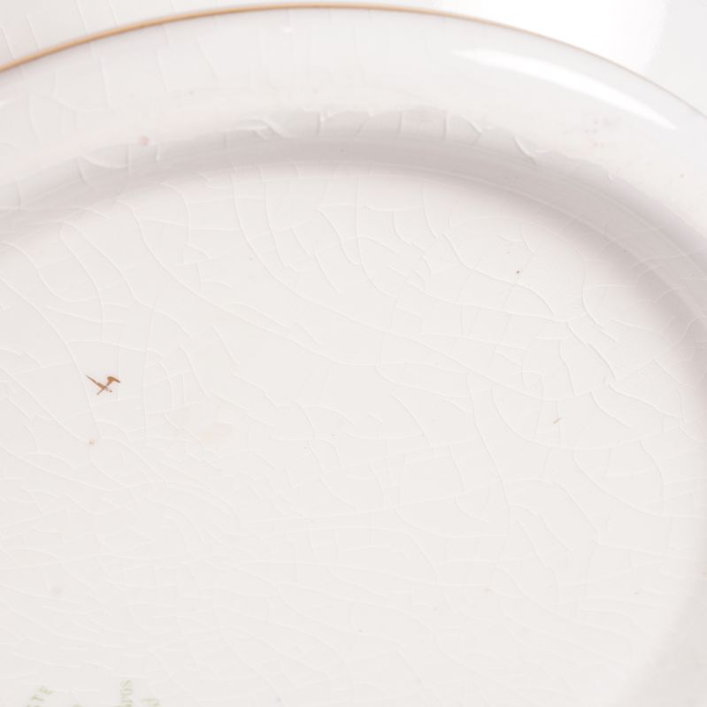 Närbild på skålens botten som visar krackelering i glasyren