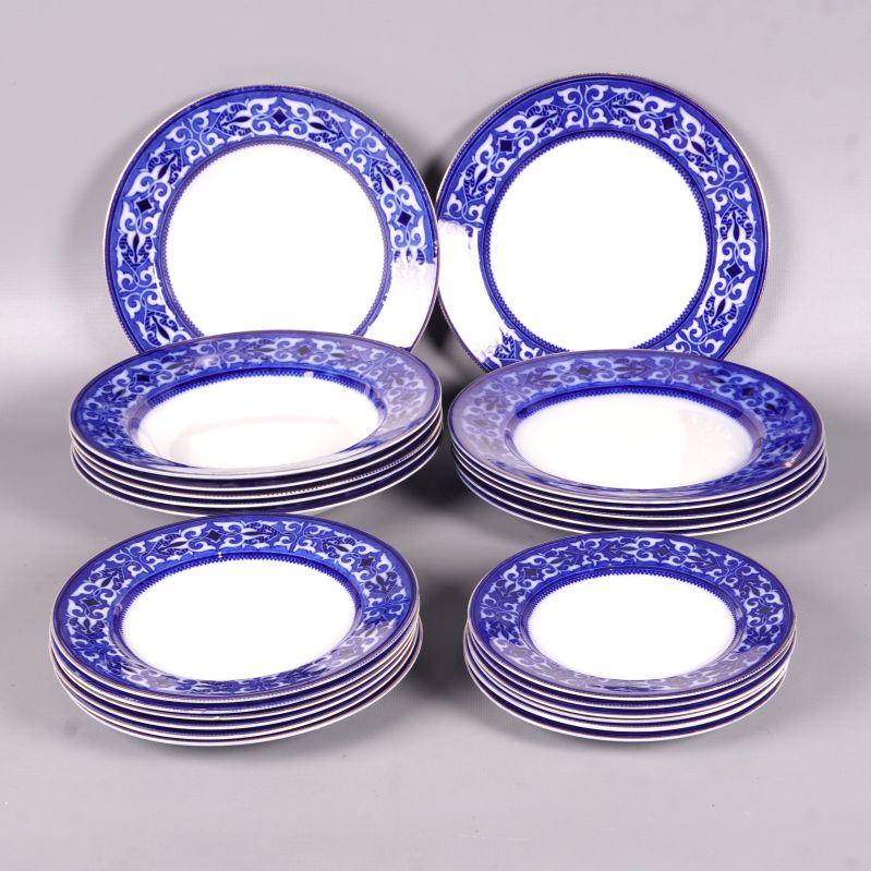 Setet med tallrikar står uppställt för att visa olika storlekar