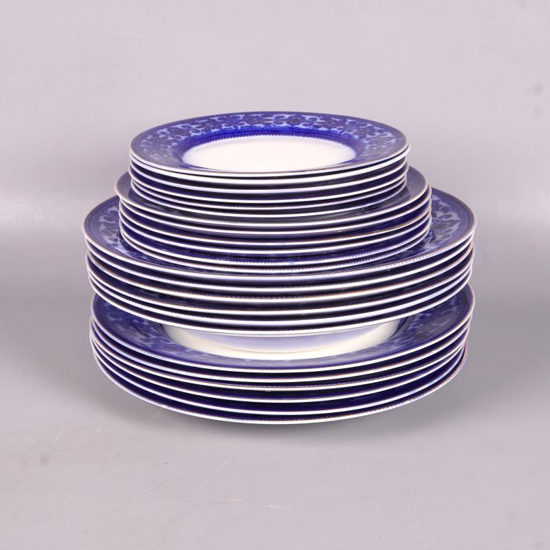 Alla tallrikar i setet staplade i en hög