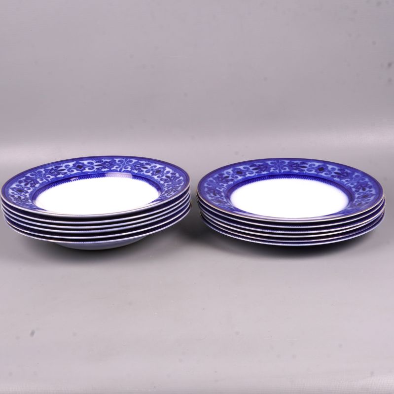 Sex djupa och sex flata tallrikar med blå dekor i rad