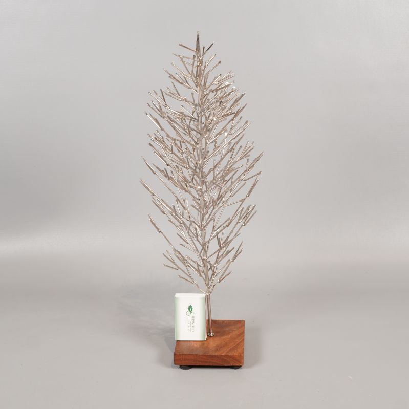 Julgran i metall med träfot och storleksreferens bredvid