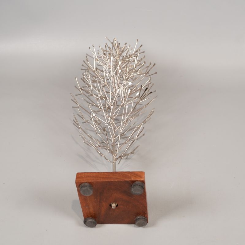 Botten av julgranens träfot med skyddsfötter