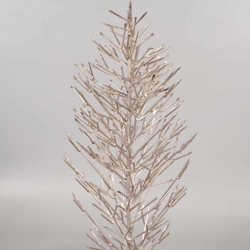 Närbild på grenar av julgran i metall